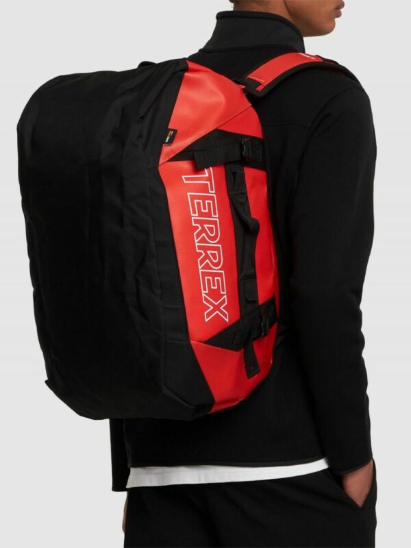 BOLSO ROJO ADIDAS TERREX 50 LITROS (medidas y capacidad de una maleta de mano)