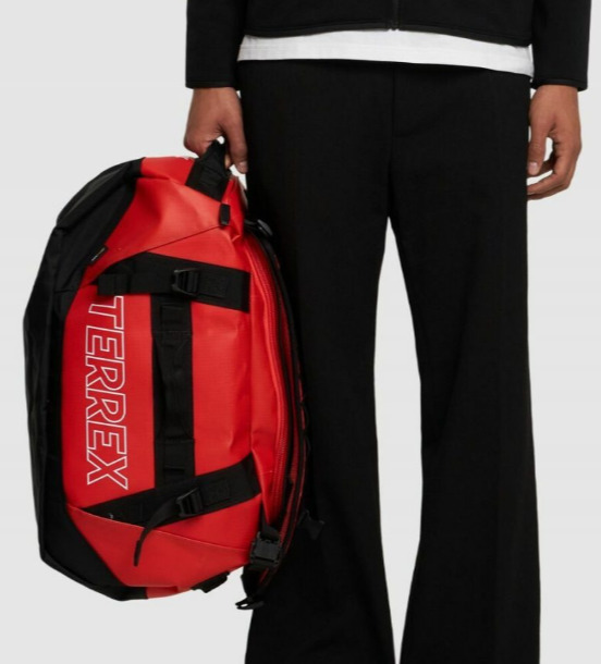 BOLSO ROJO ADIDAS TERREX 50 LITROS (medidas y capacidad de una maleta de mano)