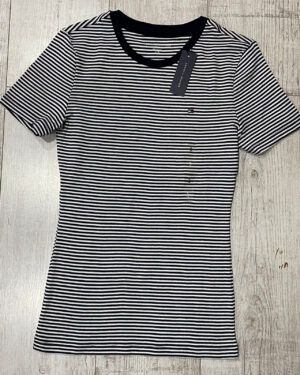 0725-POLERA TOMMY HILFIGER LOGO PEQUEÑO MUJER TALLA S POLERA TOMMY HILFIGER LOGO PEQUEÑO CUELLO NEGRO MUJER TALLA S