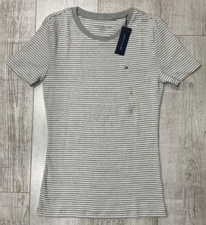 0726-POLERA TOMMY HILFIGER LOGO PEQUEÑO MUJER TALLA S POLERA TOMMY HILFIGER LOGO PEQUEÑO MUJER TALLA S