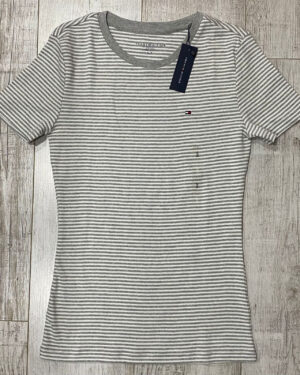 0726-POLERA TOMMY HILFIGER LOGO PEQUEÑO MUJER TALLA S POLERA TOMMY HILFIGER LOGO CUELLO GRIS PEQUEÑO MUJER TALLA S