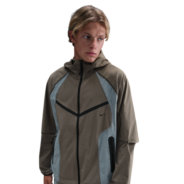CORTAVIENTO NIKE TECH DRI-FIT CAFÉ CON GRIS HOMBRE CORTAVIENTO NIKE TECH DRI-FIT CAFÉ CON GRIS HOMBRE